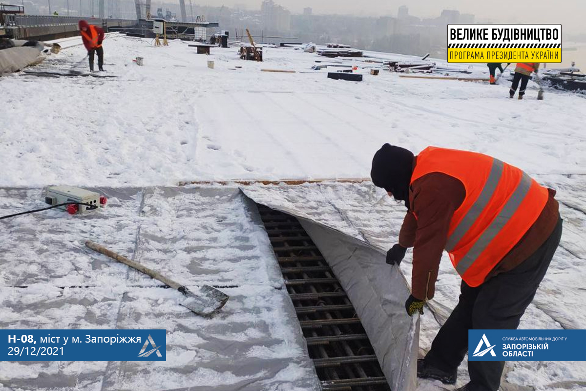 И в дождь, и в снег: в Запорожье продолжают готовить к открытию вантовый мост (ФОТО)