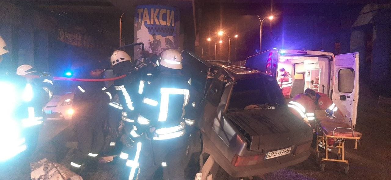 В Запорожье легковушка влетела в опору моста: водителя зажало в авто (ФОТО-ВИДЕО)