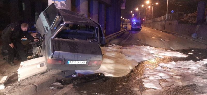 В Запорожье легковушка влетела в опору моста: водителя зажало в авто (ФОТО-ВИДЕО)