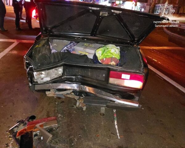 На запорожской дамбе произошла авария: оба автомобиля разбиты (ФОТО)