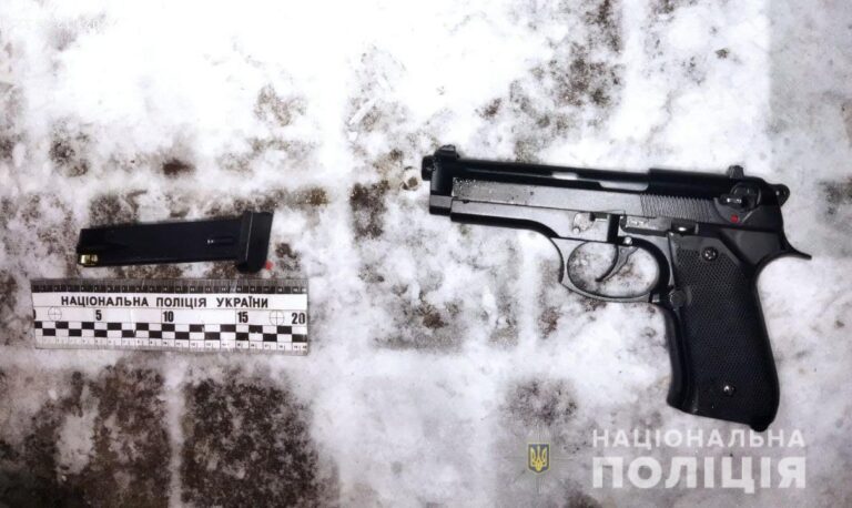В Запорожье посетитель катка начал угрожать оружием охране (ФОТО-ВИДЕО)