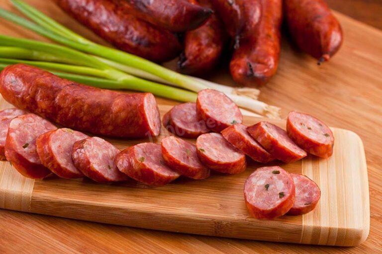 Запорожцам вместо колбасы массово продают фальсификат: без мяса, но со шкурой и костями