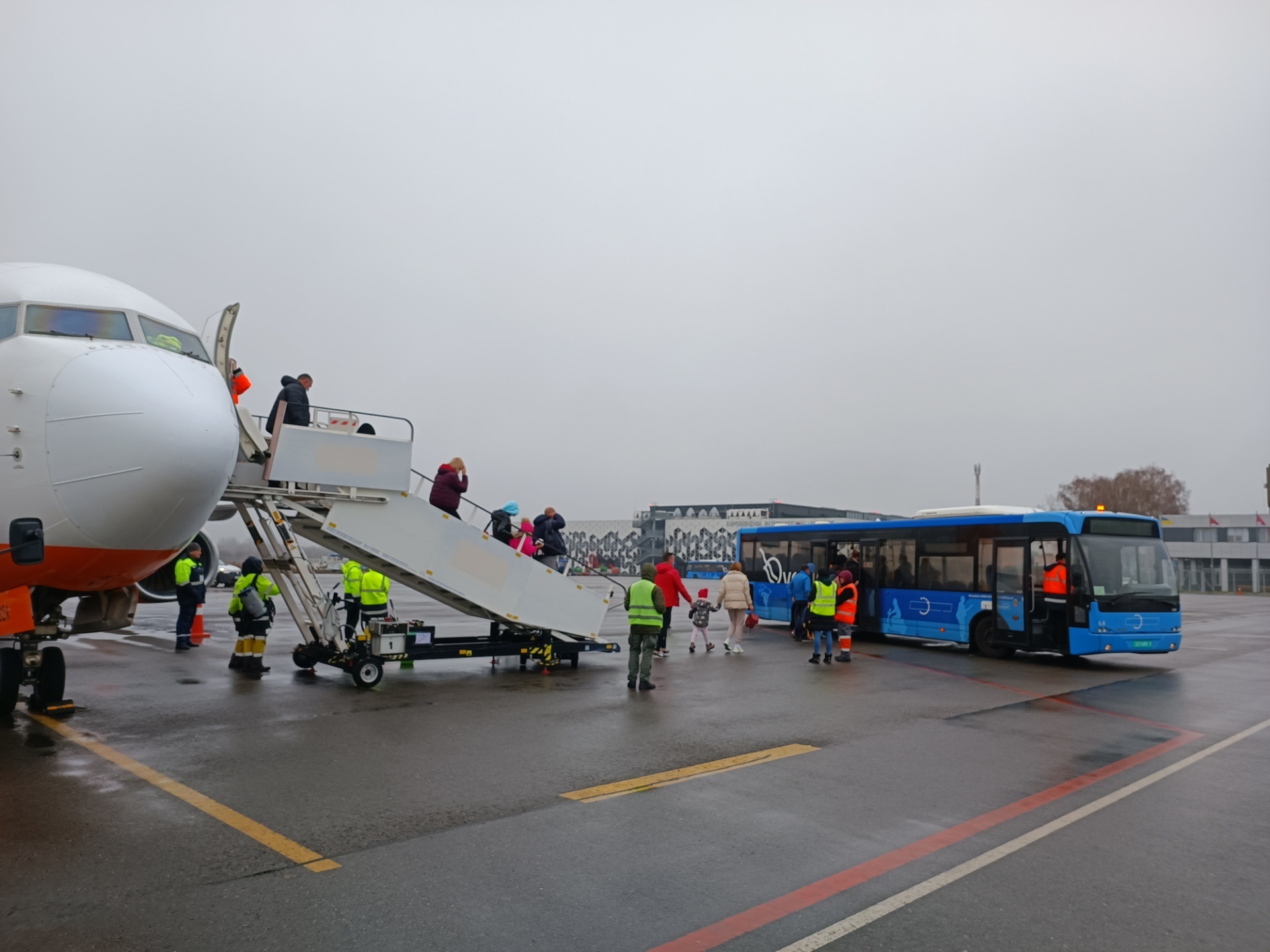 В аэропорту Запорожья пустили большие автобусы: подробности (ФОТО)