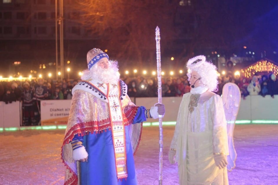 Святой Николай на Хортице, каток на «Радуге» и праздничные концерты: как в Запорожье проходили открытия елок (ФОТО)