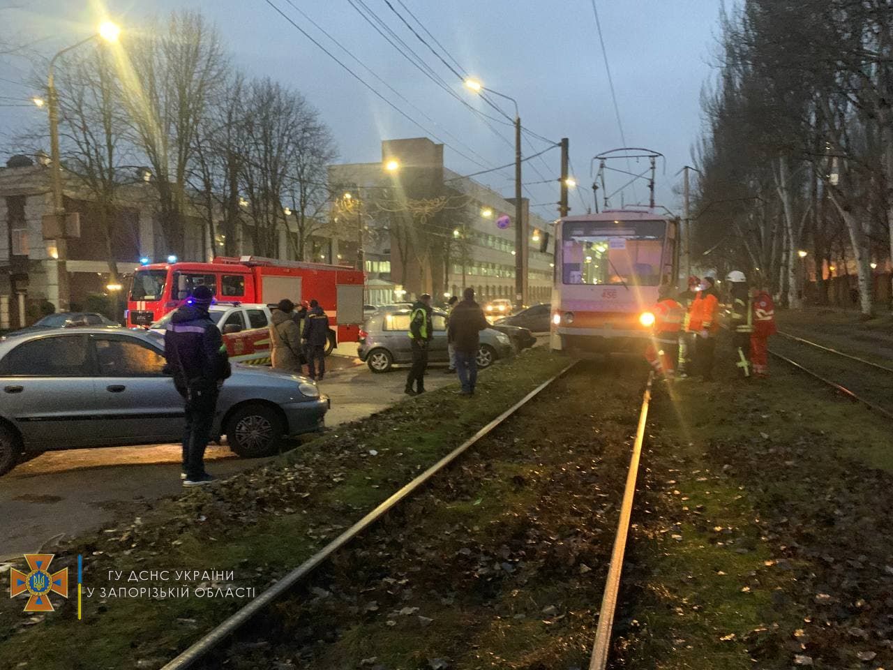 Перебегал пути: в Запорожье мужчина погиб под колесами трамвая (ФОТО-ВИДЕО)