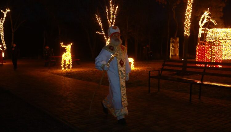 Святой Николай на Хортице, каток на «Радуге» и праздничные концерты: как в Запорожье проходили открытия елок (ФОТО)