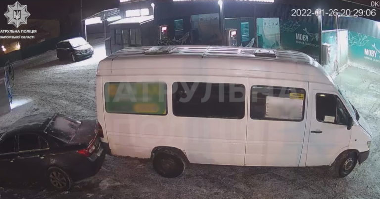 В Запорожье маршрутчик протаранил припаркованное авто и сбежал (ВИДЕО)