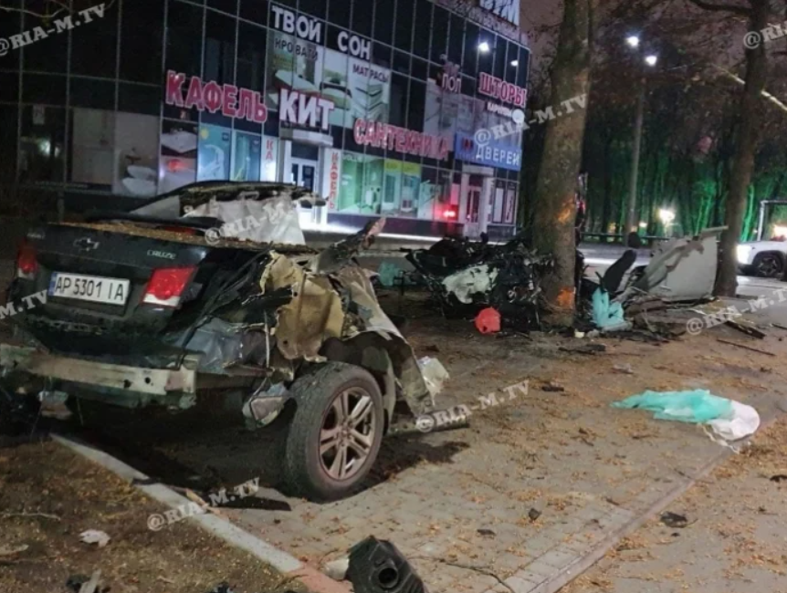 Ночью в Мелитополе произошло смертельное ДТП: машину разорвало на части (ФОТО-ВИДЕО)