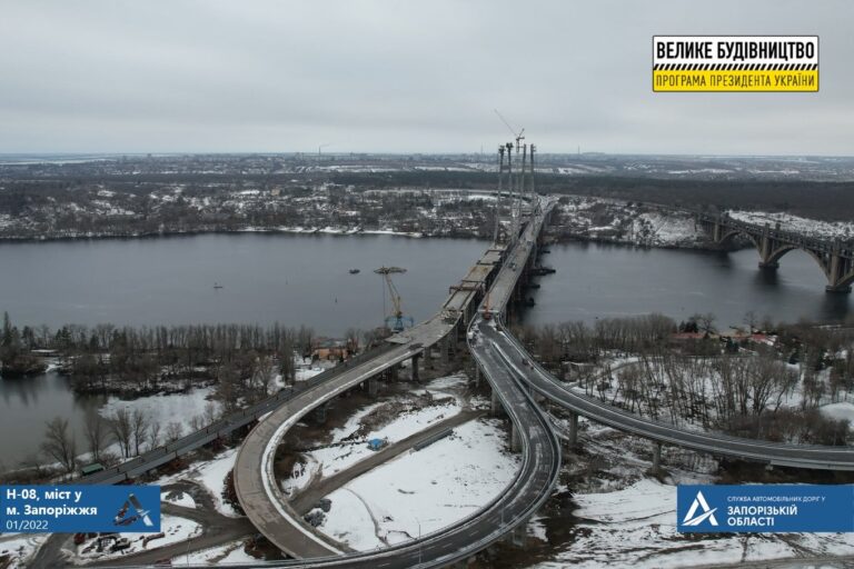 На балочном мосту большинство работ выполнено, вантовый — готовят к открытию: как проходит строительство мостов в Запорожье (ФОТО)