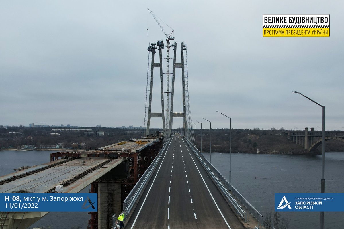 Скоро открытие: на вантовом мосту в Запорожье уже обустроили асфальт и нанесли дорожную разметку (ФОТО)