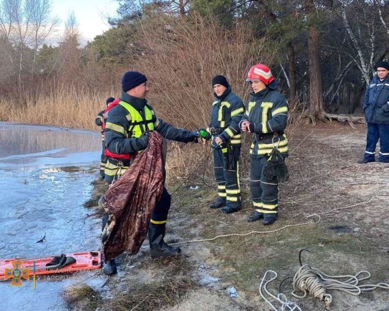 В Запорожской области под лед провалились рыбаки (ФОТО)