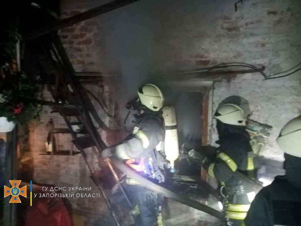 В Запорожье спасатели ликвидировали масштабный пожар (ФОТО)