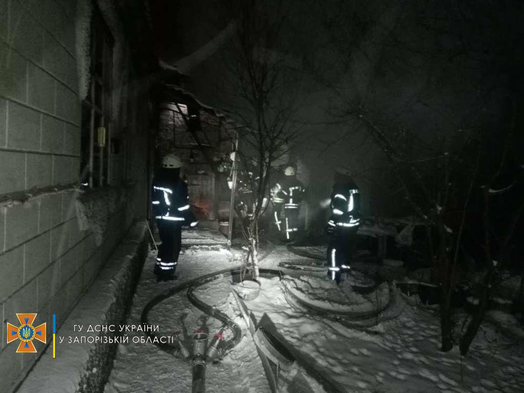 В Запорожье спасатели ликвидировали масштабный пожар (ФОТО)