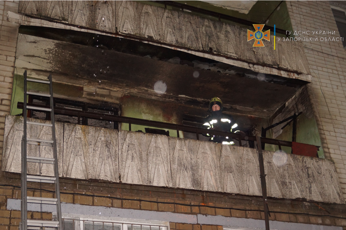 В запорожском общежитии ночью произошел пожар: десятки людей эвакуировали (ФОТО-ВИДЕО)