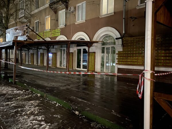 В Бердянске на тротуар обрушилась часть кафе (ФОТО)