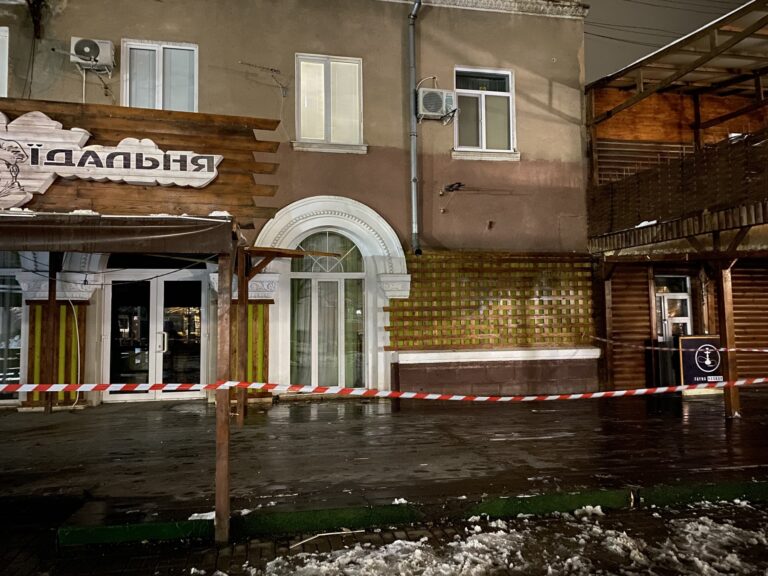 В Бердянске на тротуар обрушилась часть кафе (ФОТО)