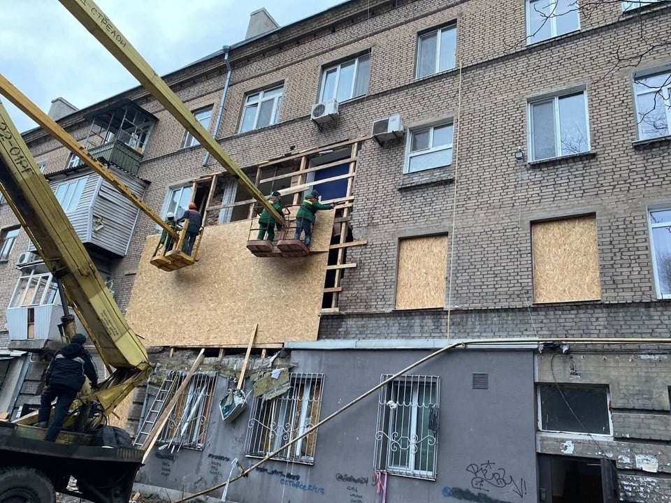В сети показали, что сейчас происходит на месте взрыва в многоэтажке в центре Запорожья (ФОТО)