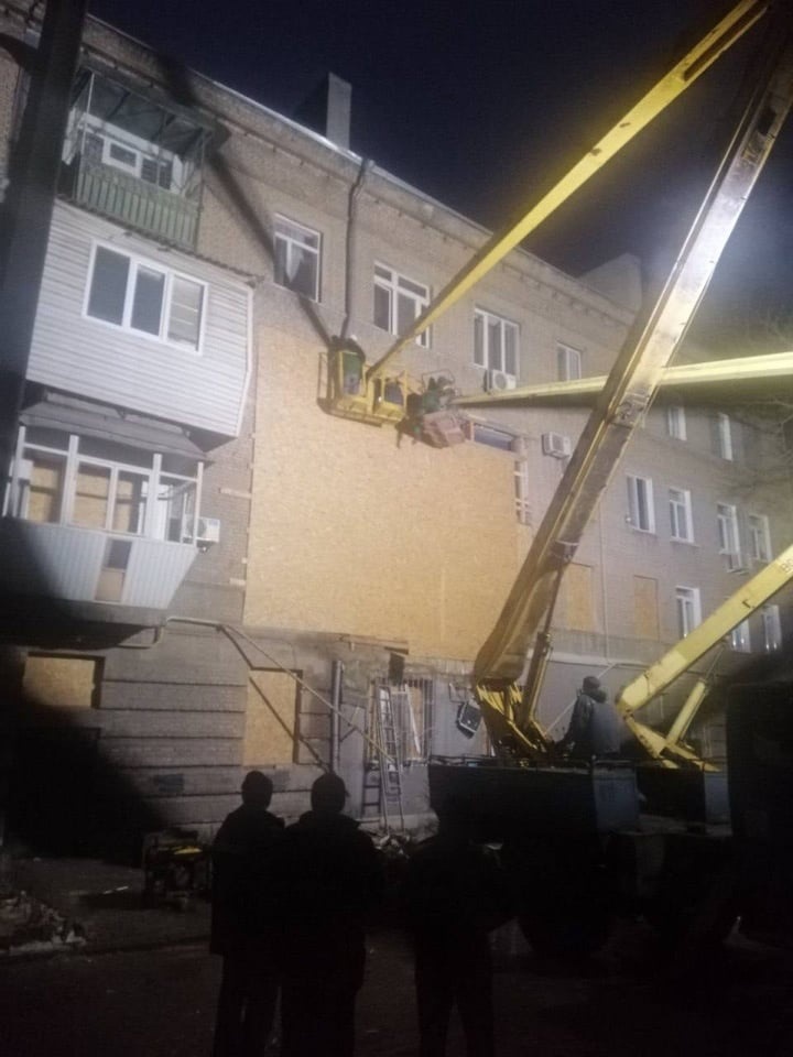 В сети показали, что сейчас происходит на месте взрыва в многоэтажке в центре Запорожья (ФОТО)