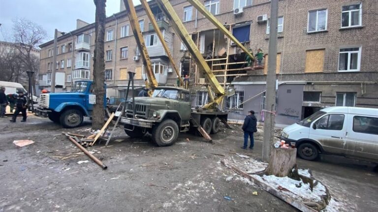 В сети показали, что сейчас происходит на месте взрыва в многоэтажке в центре Запорожья (ФОТО)