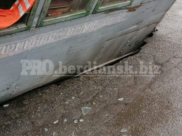 В Запорожской области спецавтомобиль провалился под асфальт (ФОТО)