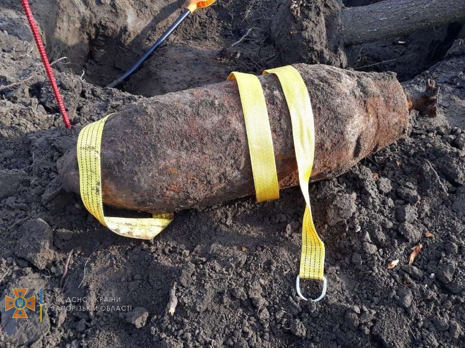 Под Запорожьем нашли 100-килограммовую бомбу: подробности (ФОТО)