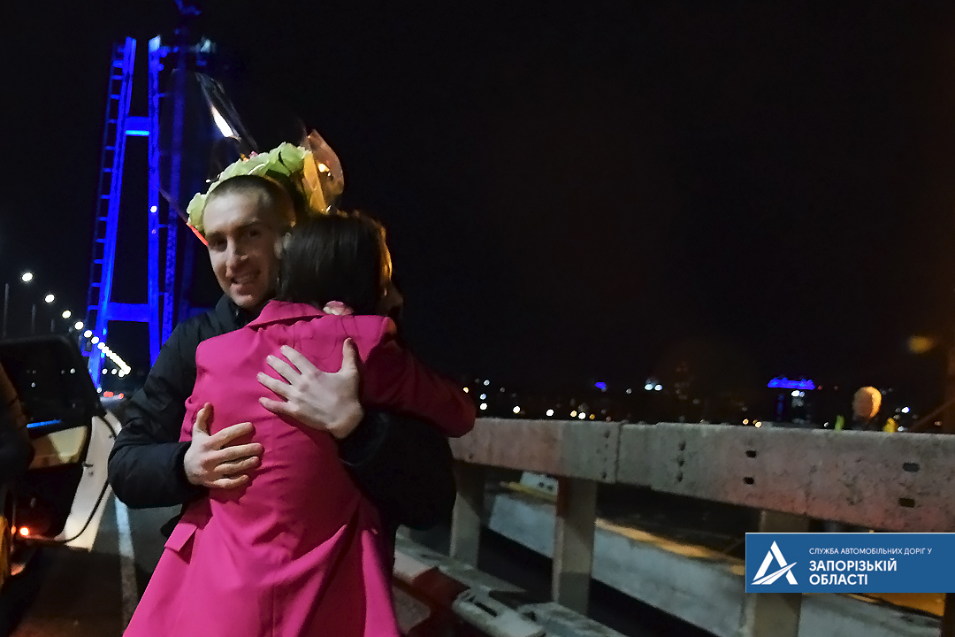 Символ соединения: в Запорожье парень сделал девушке предложение прямо на новом мосту (ФОТО)
