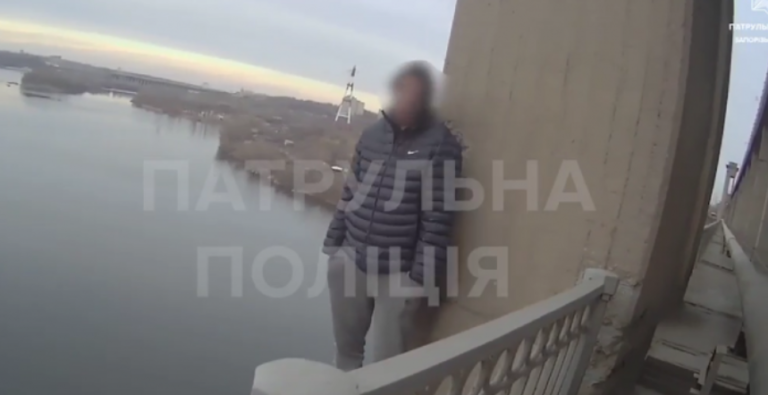 Запорожец собирался спрыгнуть с моста Преображенского: видео с места ЧП