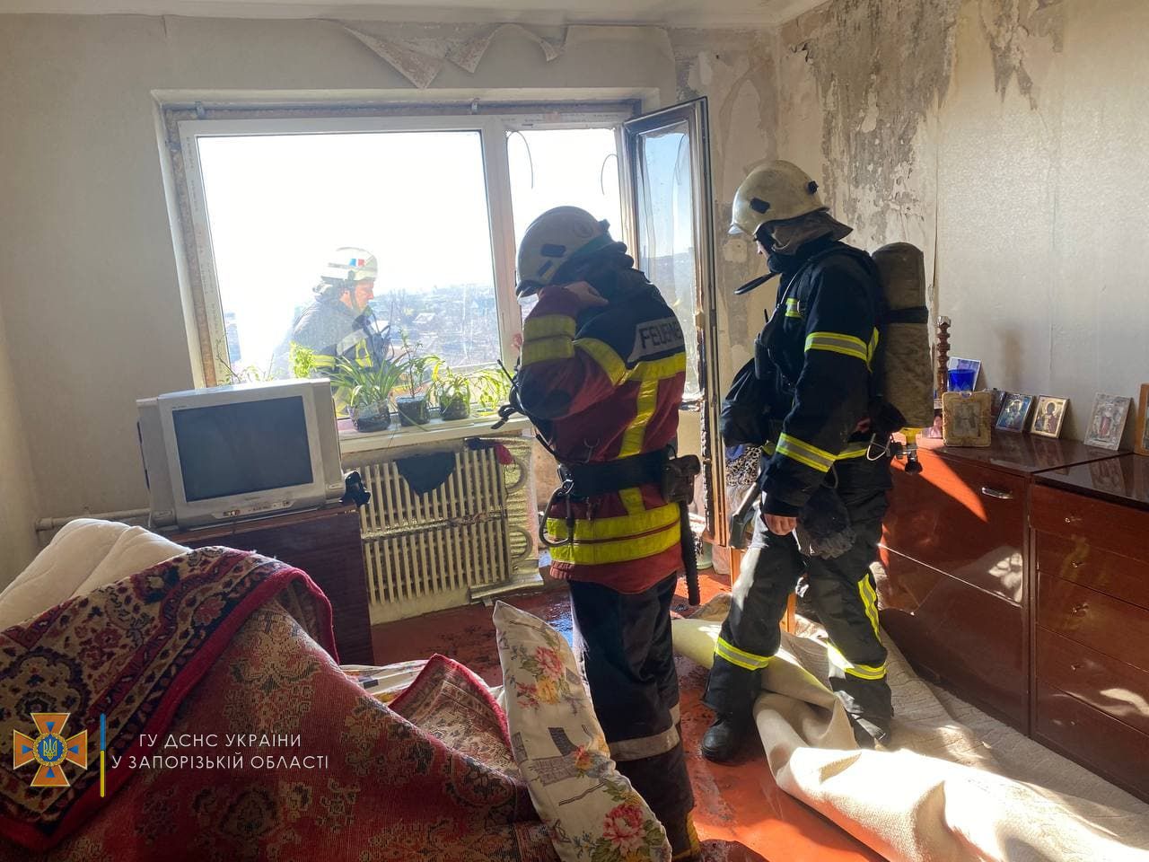 В запорожской многоэтажке произошел масштабный пожар (ФОТО)