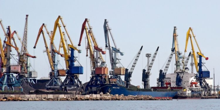 В Бердянске зафиксирован авиаудар по морскому порту (ВИДЕО)