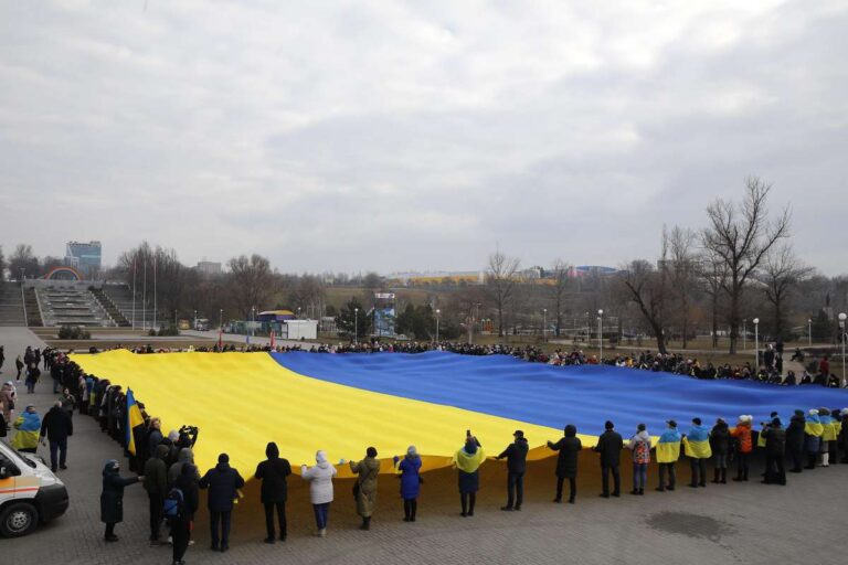 В центре Запорожья развернули многометровый Флаг Единства (ФОТО)