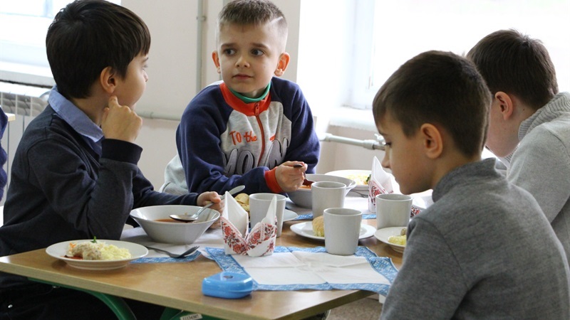 Чем кормят детей: в запорожских школах дегустируют новое школьное меню (ФОТО)