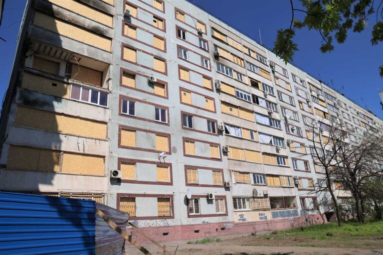 Запоріжсталь розгорнув програму відновлення осель співробітників, постраждалих від ракетних атак