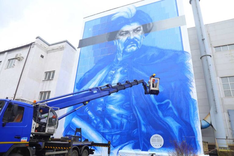 «Запоріжсталь» реалізує арт-проєкт «Кожен з нас — герой» спільно з художником-муралістом Сашком Корбаном