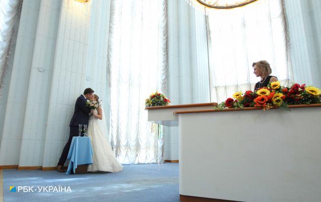 «Весільний бізнес». Жінка з інвалідністю «продавала» чоловікам виїзд з України