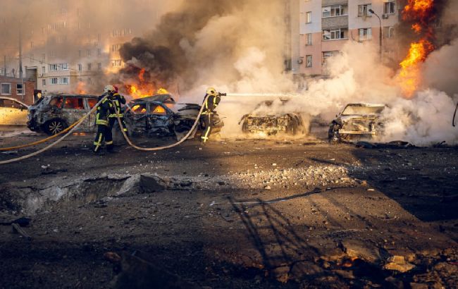 У Сумах загасили пожежу після ракетного удару: рятувальники показали наслідки