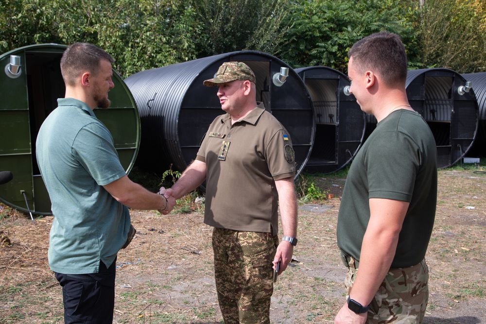 Запорізьки нацгвардійці отримали від «Сталевого фронту» модульний командний пункт для укріплення позицій