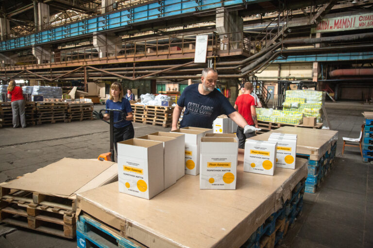 Понад півмільйона українців отримали допомогу завдяки ініціативі Метінвесту «Рятуємо життя»