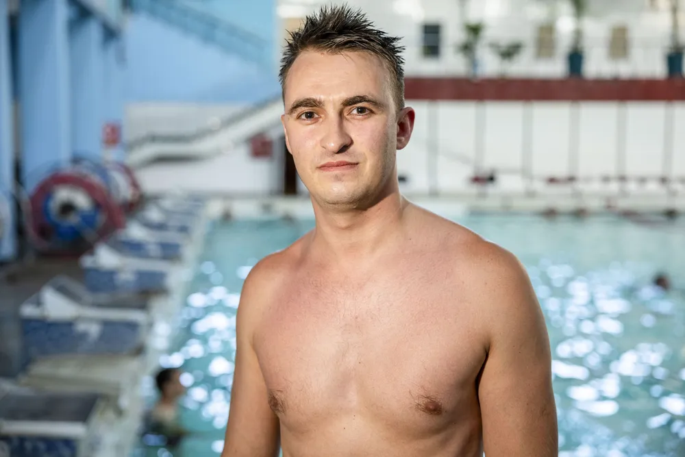 Запорізький ветеран з інвалідністю – учасник проєкту «Вільні хвилі» готується до благодійного запливу