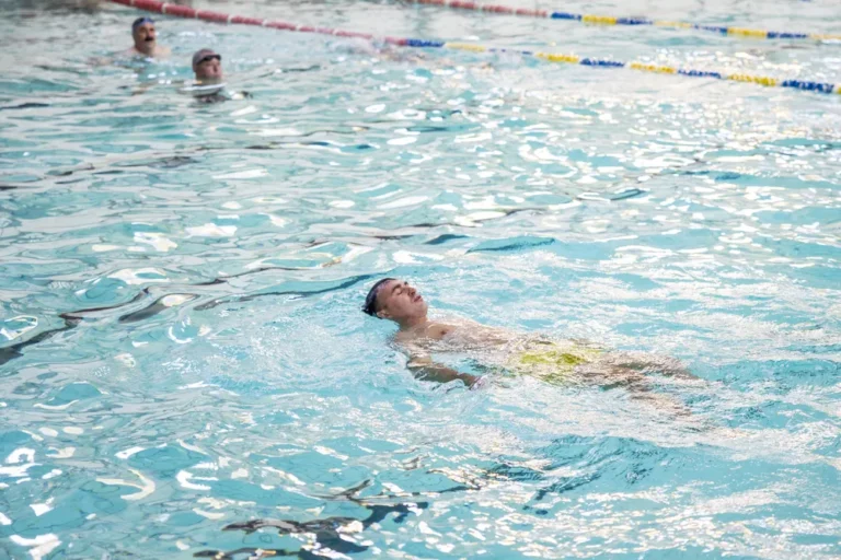 Запорізький ветеран з інвалідністю – учасник проєкту «Вільні хвилі» готується до благодійного запливу