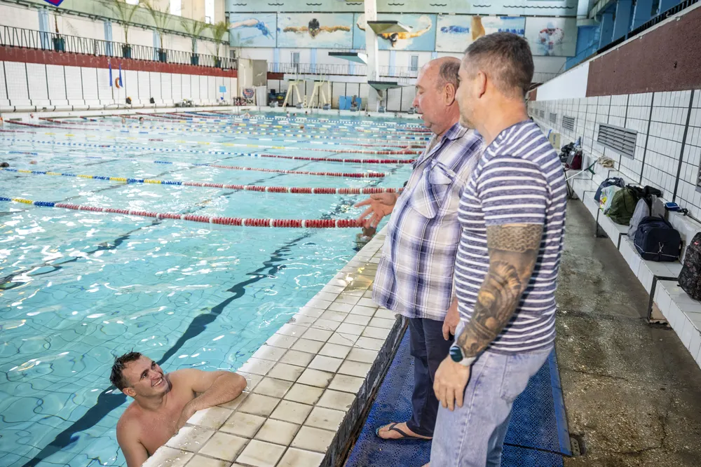 Запорізький ветеран з інвалідністю – учасник проєкту «Вільні хвилі» готується до благодійного запливу