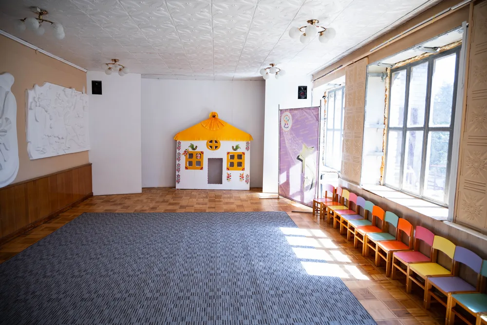 Метинвест в Запорожье установил «мягкие окна» в детский сад, пострадавший от обстрелов