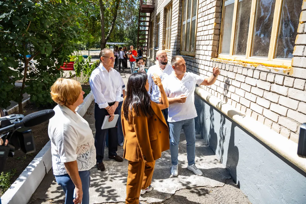Метинвест в Запорожье установил «мягкие окна» в детский сад, пострадавший от обстрелов