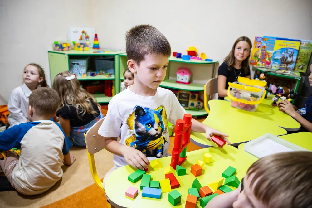 Метинвест в Запорожье установил «мягкие окна» в детский сад, пострадавший от обстрелов