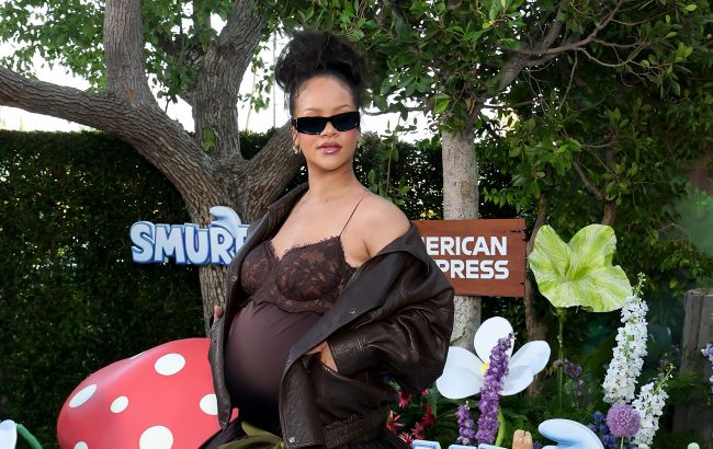 Як носити худі та джинси з шиком: модний приклад від вагітної Ріанни (фото)