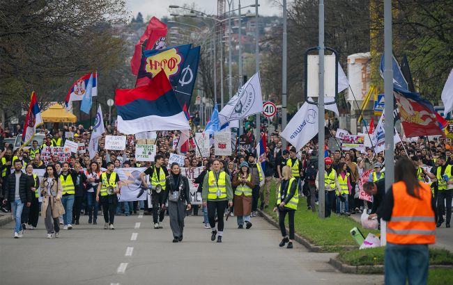 У Сербії активізувалися протести: в Белграді поліція розігнала мітингувальників (відео)