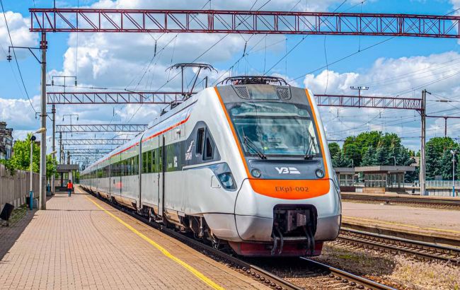 Через ворожі обстріли поїзди «Укрзалізниці» скасували: список рейсів