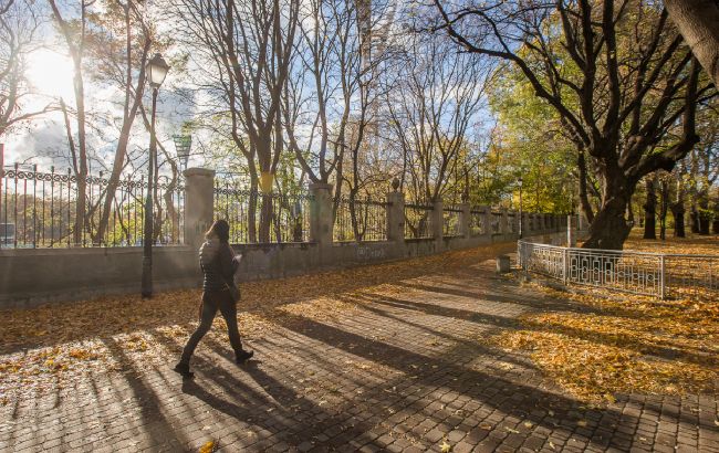 Осіння прохолода, але без дощів: прогноз погоди на сьогодні