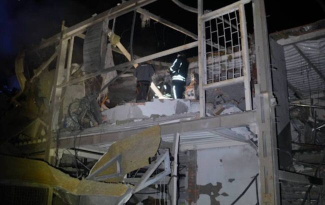 Пошкоджені багатоповерхівки та 10 приміщень: кадри наслідків удару по Запоріжжю