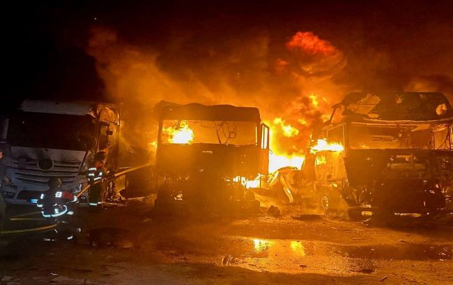 У Сумах після нічного удару дронів повністю згоріли сім вантажівок