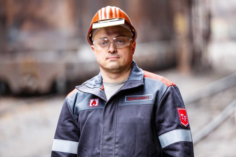 Працівник запорізького підприємства майже чверть століття будує професійний шлях та навчає молодь